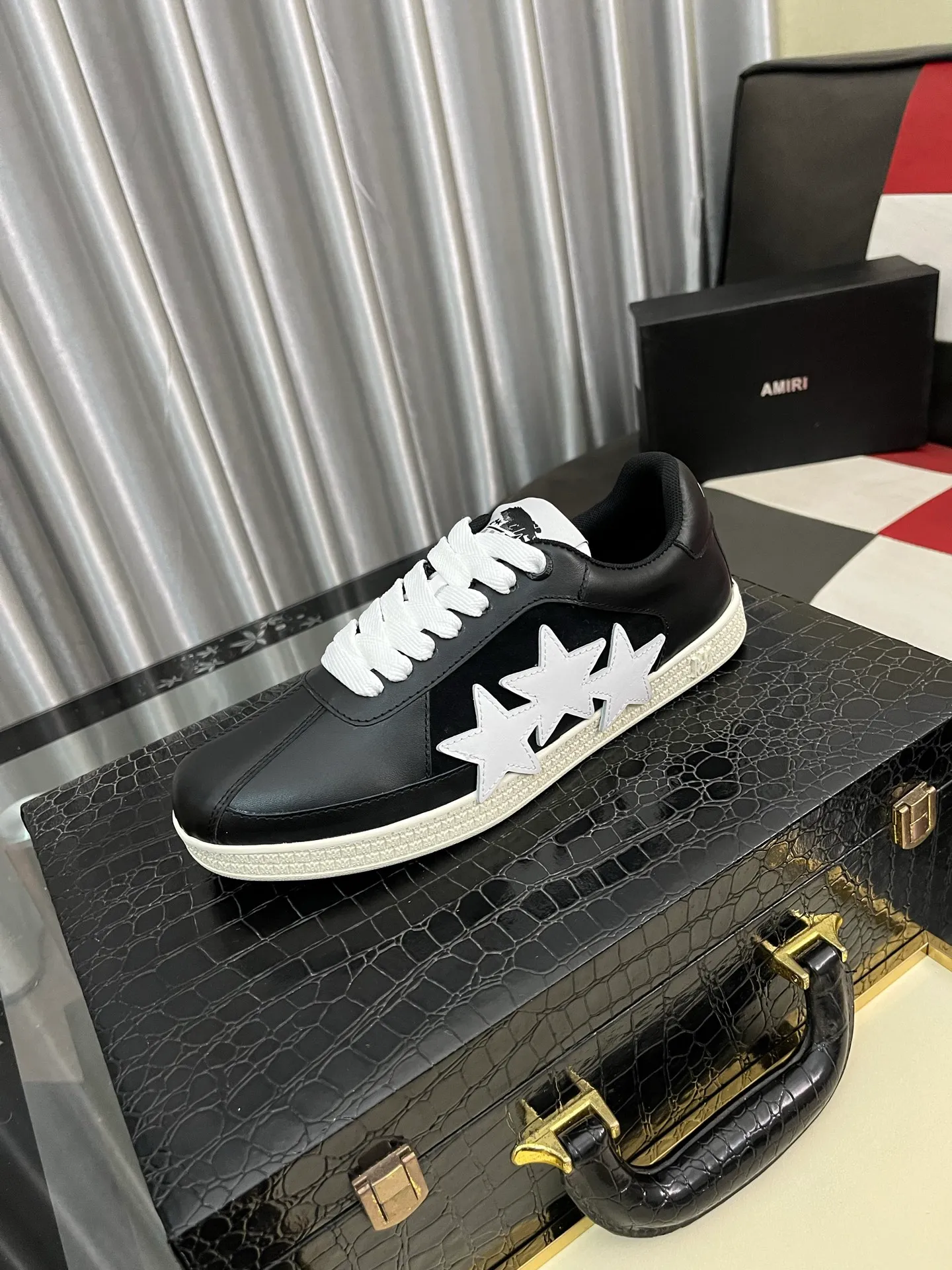 Men's shoes 💰420⌚️⌚️《AMIR*》New men's low-top casual sports sneakers bone shoes, another pair of irresistible bone shoes. Bone shoes are one of AMIRI's most popular items. They use first-layer cowhide uppers. The side bones are made of two cowhide laminations. They have a three-dimensional feel. The leather incisions are all oil-edged. Contrasting color design. Simple style. Fashionable sports. Customized metal LOGO nameplate to embellish shoelaces. Exclusive control of top version. Supports comparison. Breathable mesh lining Original rubber outsole A must-have item for daily leisure Suitable for various occasions Check it out if you pursue high quality Super cool uppers Size: 38-446️⃣ Colors available